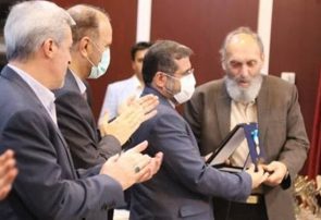 اعطای نشان ویژه "خانبابا معتضدی" توسط وزیر فرهنگ و ارشاد اسلامی به محمود نظرعلیان اعطای نشان ویژه "خانبابا معتضدی" توسط وزیر فرهنگ و ارشاد اسلامی به محمود نظرعلیان