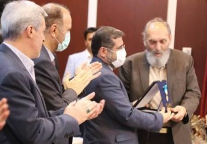 اعطای نشان ویژه "خان‌بابا معتضدی" توسط وزیر فرهنگ و ارشاد اسلامی به محمود نظرعلیان