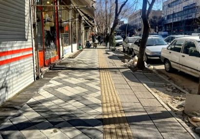 پیشرفت ۵۰ درصدی سنگفرش پیاده روهای خیابان محققی