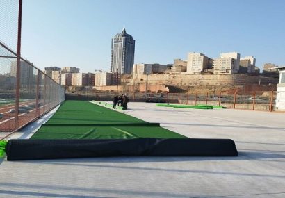 آغاز عملیات نصب چمن مصنوعی زمین تنیس ورزشی در پیرامون مجتمع تفریحی لاله پارک